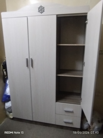 Riyadh, Furniture, SAR 700,  For Sale &ndash; King Size Bed & 3-Door Wardrobe King Size Double Bed By Home Centre 3-Door Smal