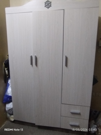Riyadh, Furniture, SAR 700,  For Sale &ndash; King Size Bed & 3-Door Wardrobe King Size Double Bed By Home Centre 3-Door Smal