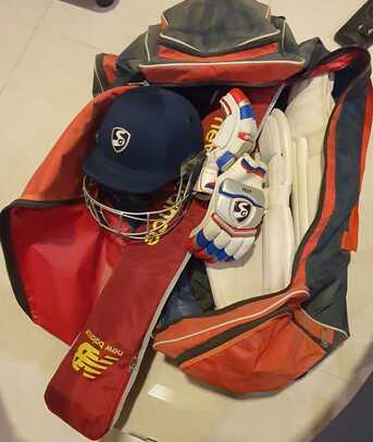 Juffair, Toys & Games, BHD 40,  FULL CRICKET SET FOR SALE URGENT 40 BHD NON NEGOTIABLE