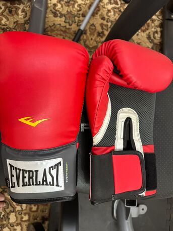 Al Malaz, Sporting Goods, SAR 900,  Boxing Bag (1.90cm) With Holder & Gloves