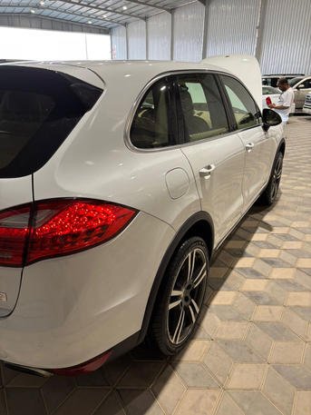 Al Fayha, Items Wanted, Porsche Cayenne 2013
