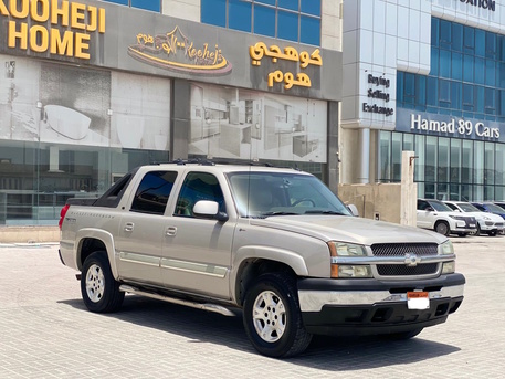Manama, Vehicles, Cars & Trucks , BHD 2600,  Chevrolet Avalanche,  2005,  Automatic,  116900 KM,  Chevrolet Aavalanche   (Silver)