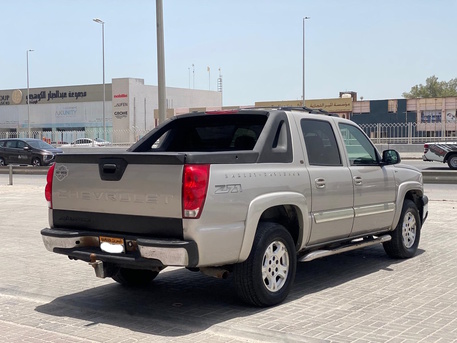 Manama, Vehicles, Cars & Trucks , BHD 2600,  Chevrolet Avalanche,  2005,  Automatic,  116900 KM,  Chevrolet Aavalanche   (Silver)
