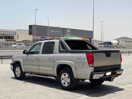 Manama, Vehicles, Cars & Trucks , BHD 2600,  Chevrolet Avalanche,  2005,  Automatic,  116900 KM,  Chevrolet Aavalanche   (Silver)