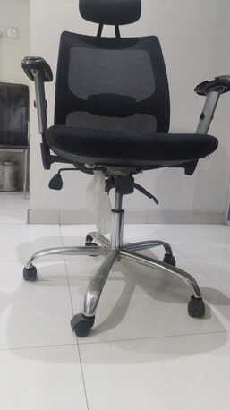 Riyadh, Furniture, SAR 180,  Premium Ergonomic Mesh Office Chair With Headrest - Excellent Condition
