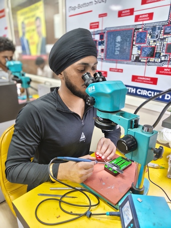 New Delhi, Education, Multitech Institute Helps Students Master Mobile Repairing Course Practical Techniques Eas