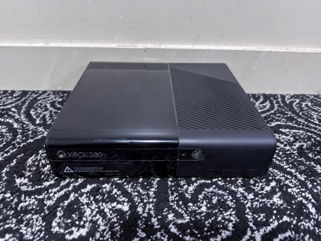 Yanbu, Video Games, SAR 400,  Xbox 360 E + 2 Controllers With Battery & Charger + Kinect Sensor + 6 Games