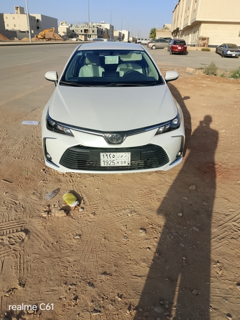 Riyadh, Job Seekers, A Car Pick And Droop With Dariver