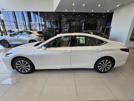 Dammam, Vehicles, Cars & Trucks , SAR 1,  Lexus ES 300h,  2025,  Automatic,  5 KM,  LEXUS ES 300 HYBRID