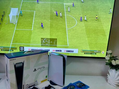 Riyadh, Video Games, SAR 2300,  Playstation 5 (PS5) Disc Edition (Excellent Condition) + 2 Controllers + 2 Games