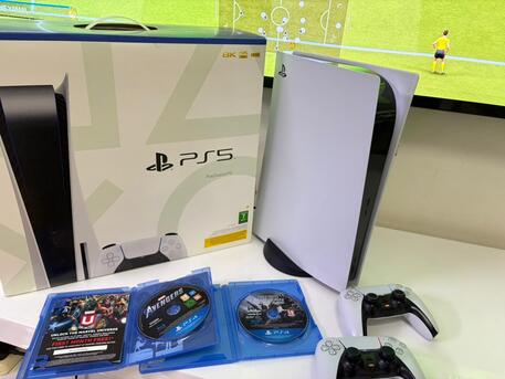 Riyadh, Video Games, SAR 2300,  Playstation 5 (PS5) Disc Edition (Excellent Condition) + 2 Controllers + 2 Games