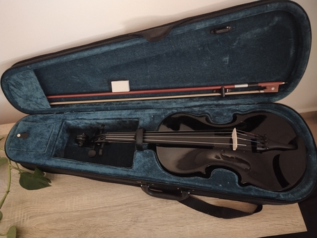 Manama, Musical Instruments, BHD 12,  Yamaha Classic Guitar 29 BHD And Violin 12 BHD