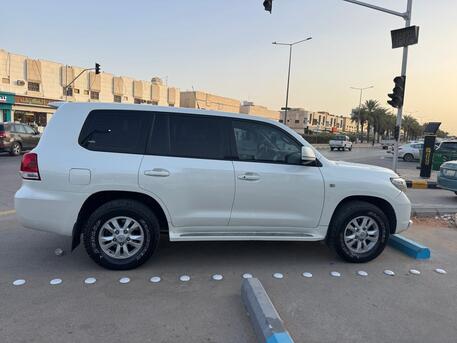 Riyadh, Vehicles, Cars & Trucks , SAR 98,  Toyota Land Cruiser,  2011,  Automatic,  208000 KM,   For Sale