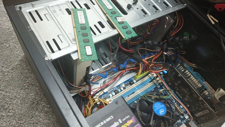 Manama, Computers, BHD 25,  Old Desktop PC For Sale &ndash; Intel System With Graphics Card