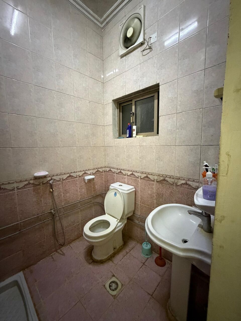 Umm Al Hassam, Rooms for Rent, BHD 120/month,  Furnished,  1 BEDROOM AVAILABLE FOR RENT NEED INDIAN NON ALCHOLIC NEAR KIMSHEALTH  MALE BACHLORE
