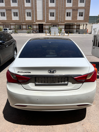 Al Malaz, Vehicles, Cars & Trucks , SAR 24000,  Hyundai Sonata,  2013,  Automatic,  343000 KM,    | Full Option | 2.4L | White | Family Used