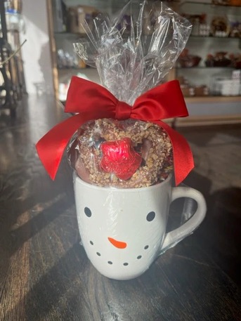 New York, Food, USD 30,  Snowman Mug With Chocolate Covered Pretzels