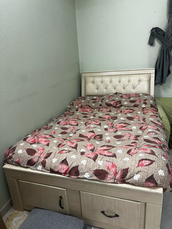 Riyadh, Furniture, SAR 500,  Old Furniture For Sale At Less Price (bed , Mattress, Sofa And Dining Table)