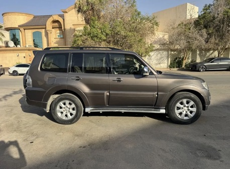 Riyadh, Vehicles, Cars & Trucks , SAR 52000,  Mitsubishi Pajero,  2016,  Automatic,  191867 KM,   Full Version With Sun Roof