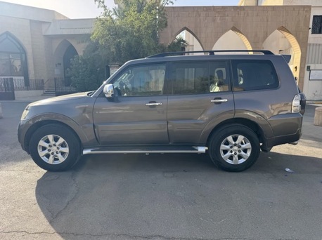 Riyadh, Vehicles, Cars & Trucks , SAR 52000,  Mitsubishi Pajero,  2016,  Automatic,  191867 KM,   Full Version With Sun Roof