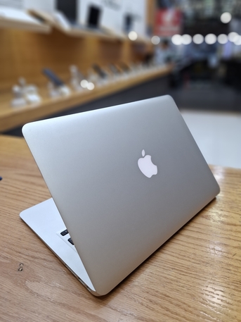 Manama, Computers, BHD 88,  Apple MacBook Air Core I5 Dual-Core 4GB RAM 128GB SSD 13"Disply With Charger 88 BD