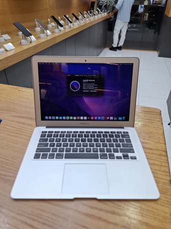 Manama, Computers, BHD 88,  Apple MacBook Air Core I5 Dual-Core 4GB RAM 128GB SSD 13"Disply With Charger 88 BD