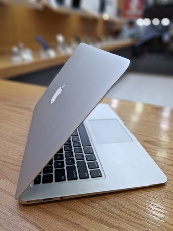Manama, Computers, BHD 88,  Apple MacBook Air Core I5 Dual-Core 4GB RAM 128GB SSD 13"Disply With Charger 88 BD