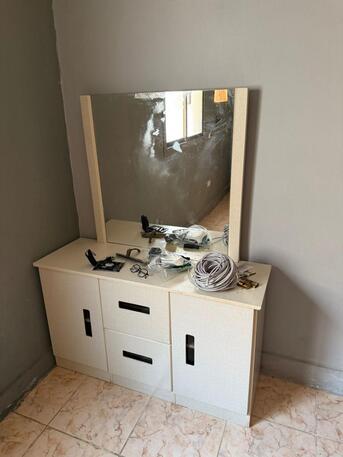 Al Faisaliyah, Household Items, SAR 550,  Queen Size Bed, Dressing Table, Side Table