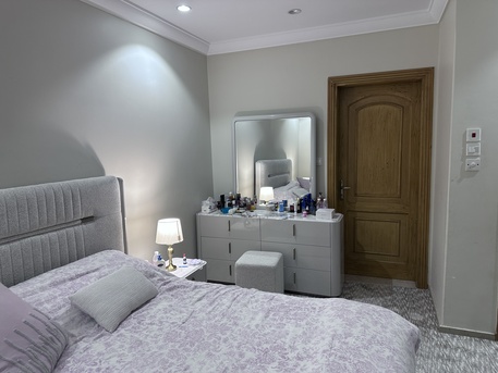 Jeddah, Furniture, SAR 8,  HOMEBOX **LIKE NEW** GRANDE KING BEDROOM SET + MATTRESS + 6-DOOR WARDROBE