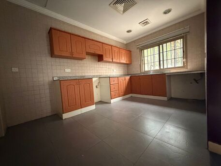 Salmaniya, Apartments, Flats, Houses & Villas, BHD 600/month,  Furnished,  3 BR,  SEMI-FURNISHED TOWNHOUSE FOR RENT IN SALMANIYA | BALCONY & PRIVATE COURTYARD
