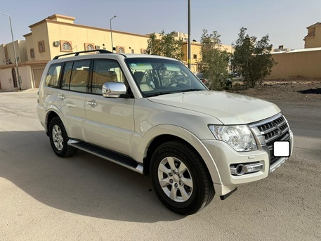 Riyadh, Vehicles, Cars & Trucks , SAR 80000,  Mitsubishi Pajero,  2022,  Automatic,  60000 KM,    GLS With Sunroof N 4WD Option For Urgent Sales