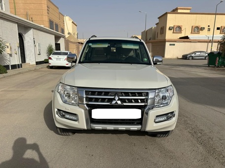 Riyadh, Vehicles, Cars & Trucks , SAR 80000,  Mitsubishi Pajero,  2022,  Automatic,  60000 KM,    GLS With Sunroof N 4WD Option For Urgent Sales