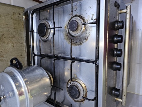 Riffa, Household Items, BHD 50,  Urgent  Stove And Cylinder For Sale