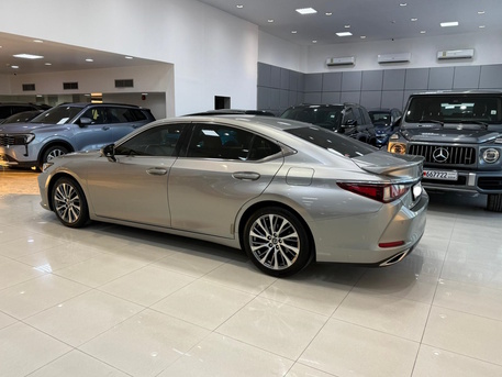 Manama, Vehicles, Cars & Trucks , BHD 13900,  Lexus ES 350,  2020,  Automatic,  113450 KM,  Lexus ES-350  (Silver)