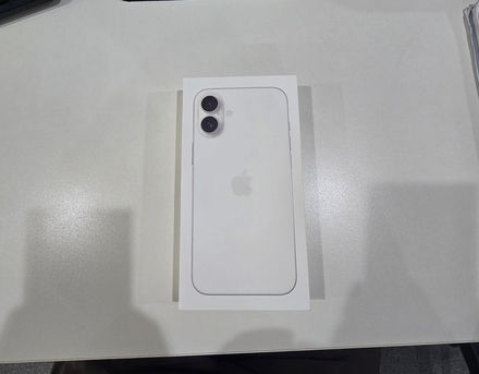Riyadh, Mobile Phones, SAR 3100,  IPhone 16 Plus 128GB White 5G With FaceTime - Middle East Version
