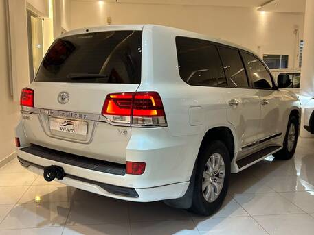 East Riffa, Vehicles, Cars & Trucks , BHD 16800,  Toyota Land Cruiser,  2017,  Automatic,  125000 KM,   GXR V8 MODEL  FOR SALE