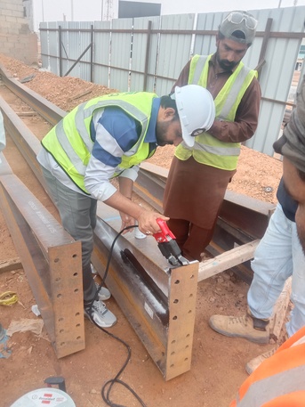 Riyadh, Construction, للحدادة و المونيم،الذجاج