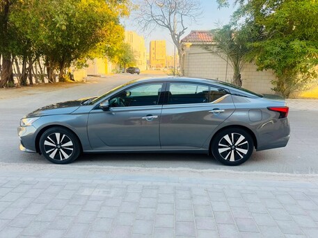 Zinj, Vehicles, Cars & Trucks , BHD 111,  Nissan Altima,  2021,  Automatic,  61000 KM,  Full Option With Sun-roof, 4 Cylinder - Agency Maintained