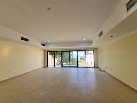 Amwaj Islands, Villas, BHD 900,  250 Sq. Meter,  Beach Access 3 BR + Maid Room Semi Furnished Villa With Private Garden For Rent