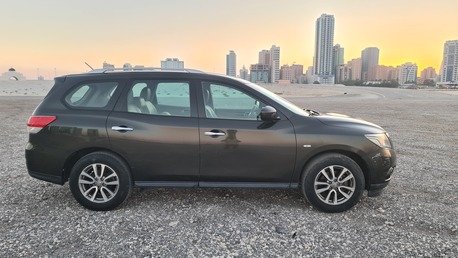 Juffair, Vehicles, Cars & Trucks , BHD 2750,  Nissan Pathfinder,  2015,  Automatic,  79000 KM,   Single Owner Very Less Mileage 79000km Only