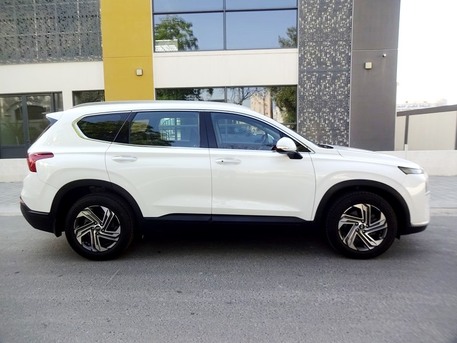 Manama, Vehicles, Cars & Trucks , BHD 111,  Hyundai Santa Fe,  2022,  Automatic,  96000 KM,  Mid-option, 4 Cylinder V4 - 7 Seater SUV, From Bahrain Agency