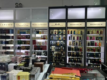 Jeddah, Furniture, Used Shelf, Table Etc.. For Shops With Excellent Quality For Sale