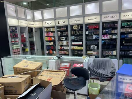 Jeddah, Furniture, Used Shelf, Table Etc.. For Shops With Excellent Quality For Sale