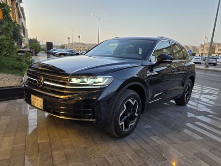 Riyadh, Vehicles, Cars & Trucks , SAR 185000,  Volkswagen Touareg,  2024,  Automatic,  19500 KM,   VW Touareg Elegance GCC Specs 3.0L V6 19000km