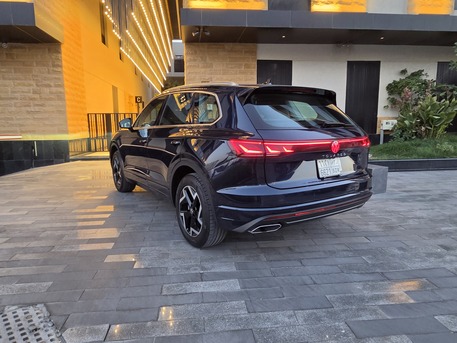Riyadh, Vehicles, Cars & Trucks , SAR 185000,  Volkswagen Touareg,  2024,  Automatic,  19500 KM,   VW Touareg Elegance GCC Specs 3.0L V6 19000km