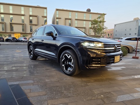 Riyadh, Vehicles, Cars & Trucks , SAR 185000,  Volkswagen Touareg,  2024,  Automatic,  19500 KM,   VW Touareg Elegance GCC Specs 3.0L V6 19000km