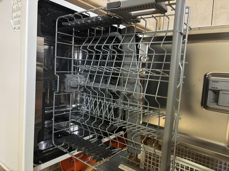 Riyadh, Appliances, SAR 950,  LG TrueSteam Dishwasher 14 Place Settings - Excellent Condition - Riyadh
