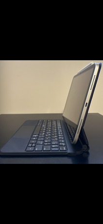 Dammam, Electronics, SAR 1200,  Apple IPad 10th Generation (64 GB, Silver) + Belkin Keyboard Case
