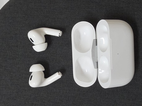 Jeddah, Mobile Phones, SAR 700,  Apple AirPods Pro (2nd Generation) With MagSafe Case (Lightning) White