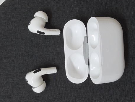 Jeddah, Mobile Phones, SAR 700,  Apple AirPods Pro (2nd Generation) With MagSafe Case (Lightning) White